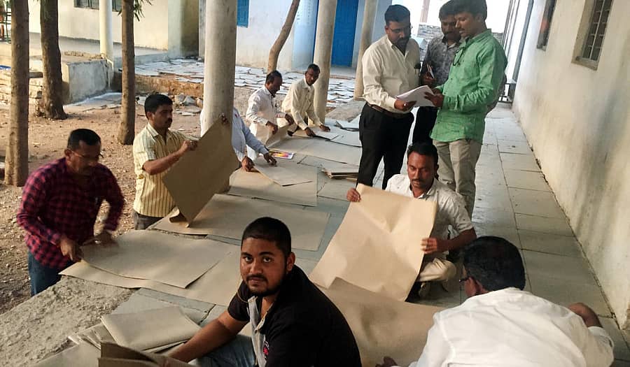 ಹುಣಸಗಿ ಪಟ್ಟಣದ ಸರ್ಕಾರಿ ಪದವಿ ಪೂರ್ವ ಕಾಲೇಜಿನಲ್ಲಿ ಚುನಾವಣಾ ಸಿಬ್ಬಂದಿ ಅಗತ್ಯ ಸಿದ್ಧತೆ ಮಾಡಿಕೊಳ್ಳುತ್ತಿರುವುದು