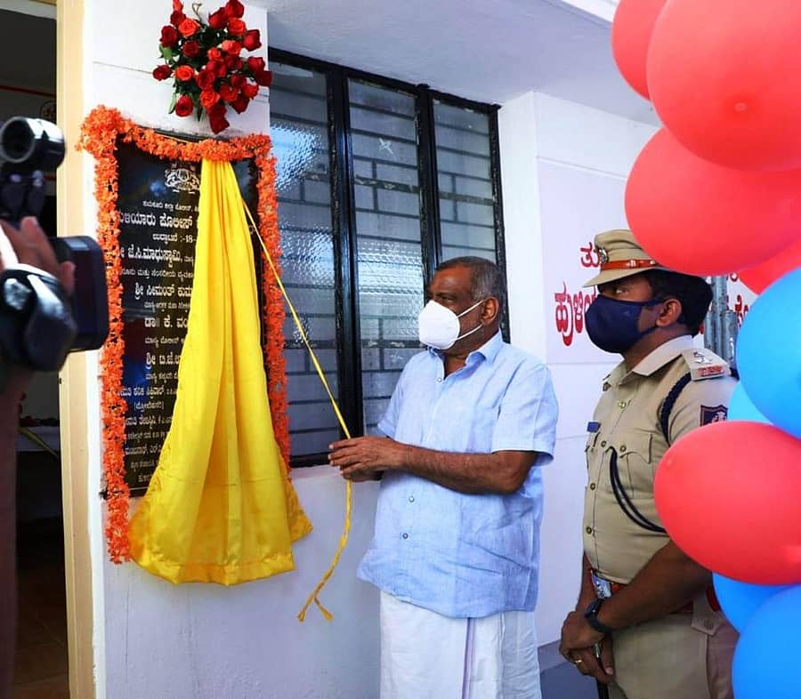 ಹುಳಿಯಾರು ಪೊಲೀಸ್ ಠಾಣೆಯಲ್ಲಿ ಕಮಾಂಡ ಸೆಂಟರನ್ನು ಸಚಿವ ಜೆ.ಸಿ.ಮಾಧುಸ್ವಾಮಿ ಉದ್ಘಾಟಿಸಿದರು. ಜಿಲ್ಲಾ ಪೊಲೀಸ್ ವರಿಷ್ಠಾಧಿಕಾರಿ ಡಾ.ಕೆ.ವಂಶಿಕೃಷ್ಣ ಇದ್ದರು
