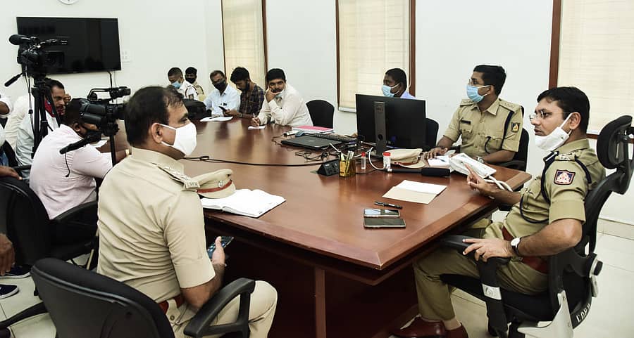 ಮಂಗಳೂರಿನ ಪೊಲೀಸ್ ಕಮಿಷನರ್ ಕಚೇರಿಯಲ್ಲಿ ಶುಕ್ರವಾರ ನಗರ ಪೊಲೀಸ್ ಕಮಿಷನರ್ ವಿಕಾಸ್ಕುಮಾರ್ ವಿಕಾಸ್, ವಿಶೇಷ ಫೋನ್–ಇನ್ ಕಾರ್ಯಕ್ರಮ ನಡೆಸಿದರು