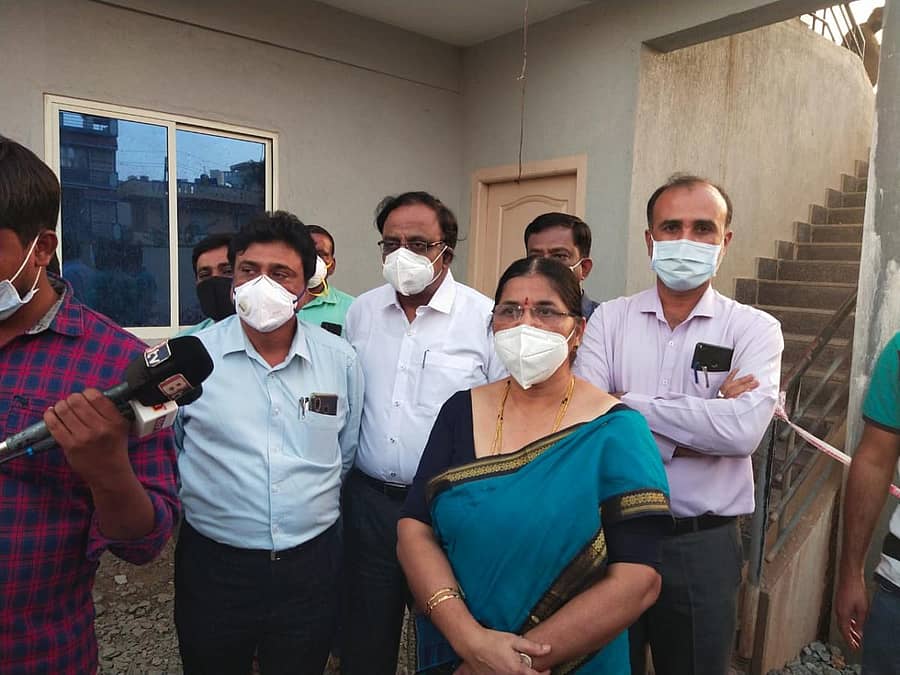 ಹೊಸಕೋಟೆಯ ಪೊಲೀಸ್ ಠಾಣೆಯ ಬಳಿ ಮಾಧ್ಯಮಗಳೊಂದಿಗೆ ಮಾತನಾಡಿದ ತಾಲ್ಲೂಕು ವೈದ್ಯಾಧಿಕಾರಿ ಡಾ. ಮಂಜುನಾಥ್, ಜಿಲ್ಲಾ ವೈದ್ಯಾಧಿಕಾರಿ ಡಾ. ಮಂಜುಳ ದೇವಿ.