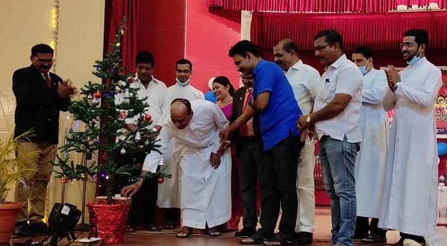 ಮಂಗಳೂರಿನ ಬಿಜೈನ ಸೇಂಟ್‌ ಫ್ರಾನ್ಸಿಸ್‌ ಕ್ಸೇವಿಯರ್‌ ಚರ್ಚ್‌ನಲ್ಲಿ ಕ್ರಿಸ್‌ಮಸ್‌ ಟ್ರೀಯ ದೀಪವನ್ನು ಡಾ.ಜೆ.ಬಿ. ಸಲ್ಡಾನ ಬೆಳಗಿದರು.