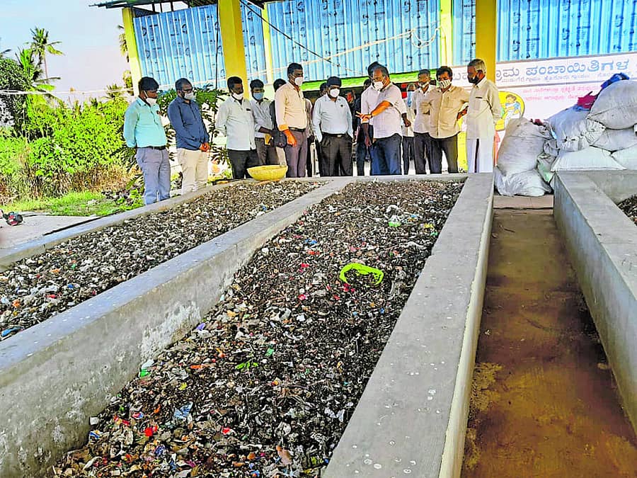 ಕಾಮಗಾರಿಗಳನ್ನು ಪರಿಶೀಲಿಸಿದ ಸಿಇಒ ಪಿ.ಶಿವಶಂಕರ್ ಹಾಗೂ ಅಧಿಕಾರಿಗಳು