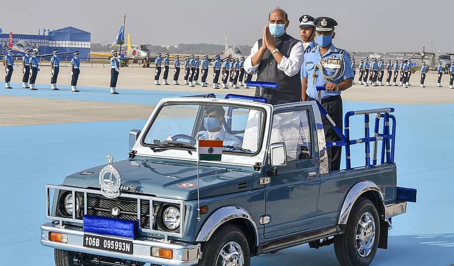 ಹೈದರಬಾದ್ ಸಮೀಪದ ದುಂಡಿಗಲ್ನಲ್ಲಿರುವ ಏರ್ಫೋರ್ಸ್ ಅಕಾಡೆಮಿಯಲ್ಲಿ ಶನಿವಾರ ನಡೆದ ಪದವಿ ಪ್ರದಾನ ಸಮಾರಂಭದಲ್ಲಿ ರಕ್ಷಣಾ ಸಚಿವ ರಾಜನಾಥ್ ಸಿಂಗ್ ಅವರು ಗೌರವ ವಂದನೆ ಸ್ವೀಕರಿಸಿದರು – ಪಿಟಿಐ ಚಿತ್ರ