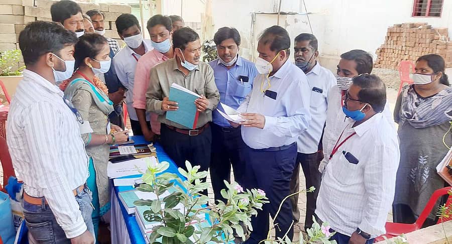 ಕನಕಗಿರಿಯ ನಂದಿ ಚಿತ್ರ ಮಂದಿರದಲ್ಲಿ ಶನಿವಾರ ನಡೆದ ಪಿಆರ್ಒ ಹಾಗೂ ಎಪಿಆರ್ಒಗಳ ತರಬೇತಿ ಕಾರ್ಯಾಗಾರಕ್ಕೆ ಆಗಮಿಸಿದ್ದ ಜಿಲ್ಲಾ ಚುನಾವಣಾ ವೀಕ್ಷಕ ಡಾ. ಡಿ.ಷಣ್ಮುಖ ಅವರು ಇ.ಡಿ.ಸಿ ಮತ ಕೌಂಟರ್ಗೆ ಭೇಟಿ ನೀಡಿದರು