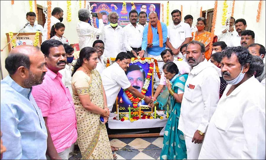 ಹಿರಿಯೂರಿನ ರೋಟರಿ ಭವನದಲ್ಲಿ ಶನಿವಾರ ಹಮ್ಮಿಕೊಂಡಿದ್ದ ಎಂ. ಜಯಣ್ಣ ಅವರ ಶ್ರದ್ಧಾಂಜಲಿ ಸಭೆಯನ್ನು ಸಂಸದ ಎ. ನಾರಾಯಣಸ್ವಾಮಿ ಉದ್ಘಾಟಿಸಿದರು.