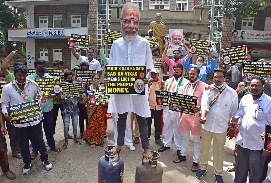 ಅಡುಗೆ ಅನಿಲ ಮೇಲಿನ ಸಬ್ಸಿಡಿ ಕಡಿತಗೊಳಿಸಿರುವ ಕೇಂದ್ರ ಸರ್ಕಾರದ ಜನವಿರೋಧಿ ನೀತಿ ಖಂಡಿಸಿ ಕಾಂಗ್ರೆಸ್ ಕಾರ್ಯಕರ್ತರು ನಗರದಲ್ಲಿ ಶನಿವಾರ ಪ್ರತಿಭಟನೆ ನಡೆಸಿದರು – ಪ್ರಜಾವಾಣಿ ಚಿತ್ರ