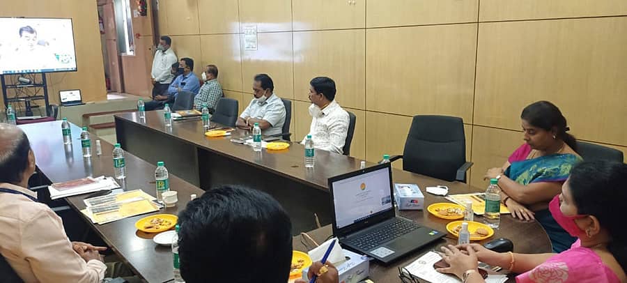 ಚಿತ್ರದುರ್ಗ ಜಿಲ್ಲೆಯಲ್ಲಿ ಹಾದುಹೋಗಿರುವ ವಿವಿಧ ರಾಷ್ಟ್ರೀಯ ಹೆದ್ದಾರಿ ಕಾಮಗಾರಿಗಳಿಗೆ ಚಾಲನೆ ಮತ್ತು ಲೋಕಾರ್ಪಣೆಗೊಳಿಸಿದ ಕೇಂದ್ರ ಸಚಿವ ನಿತಿನ್ ಗಡ್ಕರಿ ಕಾರ್ಯಕ್ರಮವನ್ನು ವಿಡಿಯೊ ಕಾನ್ಫ್ರೆನ್ಸ್ ಮೂಲಕ ಶಾಸಕರಾದ ಟಿ.ರಘುಮೂರ್ತಿ, ಪೂರ್ಣಿಮಾ ಶ್ರೀನಿವಾಸ್, ಜಿಲ್ಲಾಧಿಕಾರಿ ಕವಿತಾ ಎಸ್.ಮನ್ನಿಕೇರಿ, ಹೆಚ್ಚುವರಿ ಜಿಲ್ಲಾಧಿಕಾರಿ ಸಂಗಪ್ಪ ವೀಕ್ಷಿಸಿದರು.