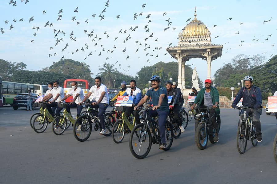 ಮೈಸೂರಿನಲ್ಲಿ ಶನಿವಾರ ನಡೆದ ಸೈಕಲ್ ಜಾಥಾದಲ್ಲಿ ಪೊಲೀಸ್ ಅಧಿಕಾರಿಗಳೊಂದಿಗೆ ಶಾಸಕ ಎಲ್.ನಾಗೇಂದ್ರ ಸೈಕಲ್ ತುಳಿದರು