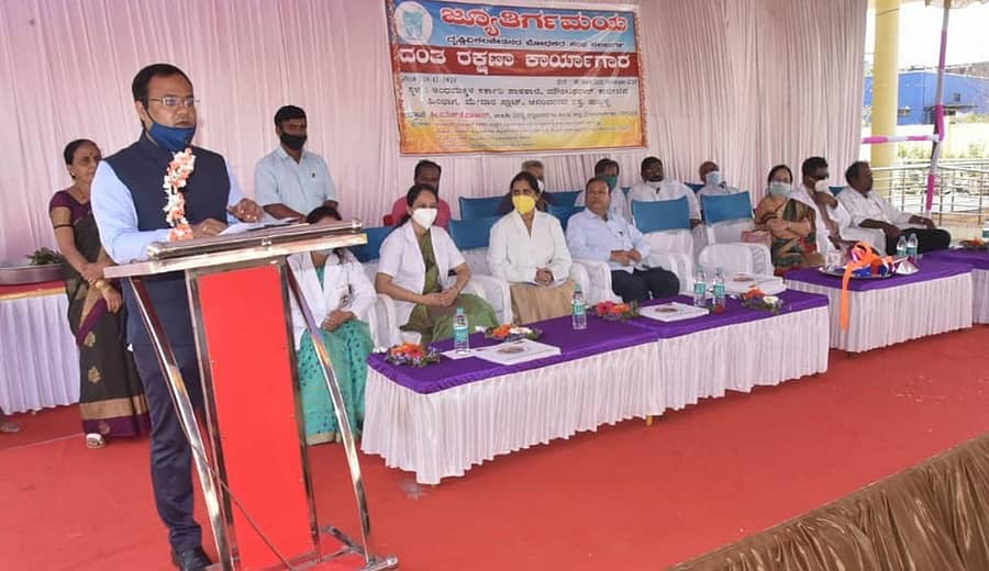 ಹುಬ್ಬಳ್ಳಿಯಲ್ಲಿ ಶನಿವಾರ ನಡೆದ ದಂತ ರಕ್ಷಣಾ ಕಾರ್ಯಾಗಾರದಲ್ಲಿ ಜಿಲ್ಲಾಧಿಕಾರಿ ನಿತೇಶ್ ಪಾಟೀಲ ಮಾತನಾಡಿದರು