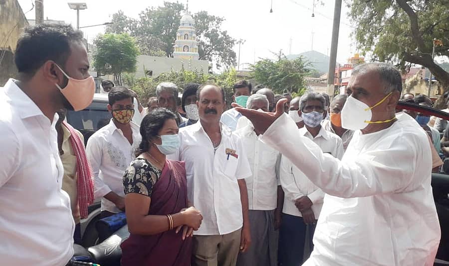 ಅನುಮತಿ ಪಡೆಯದೆ ಮಣ್ಣು ಸಾಗಾಟ ಮಾಡಿ ರಸ್ತೆ ಹಾಳು ಮಾಡಿದವರನ್ನು ಶಾಸಕ ಜಿ.ಎಚ್.ತಿ ಪ್ಪಾರೆಡ್ಡಿ ತರಾಟೆ ತೆಗೆದುಕೊಂಡರು