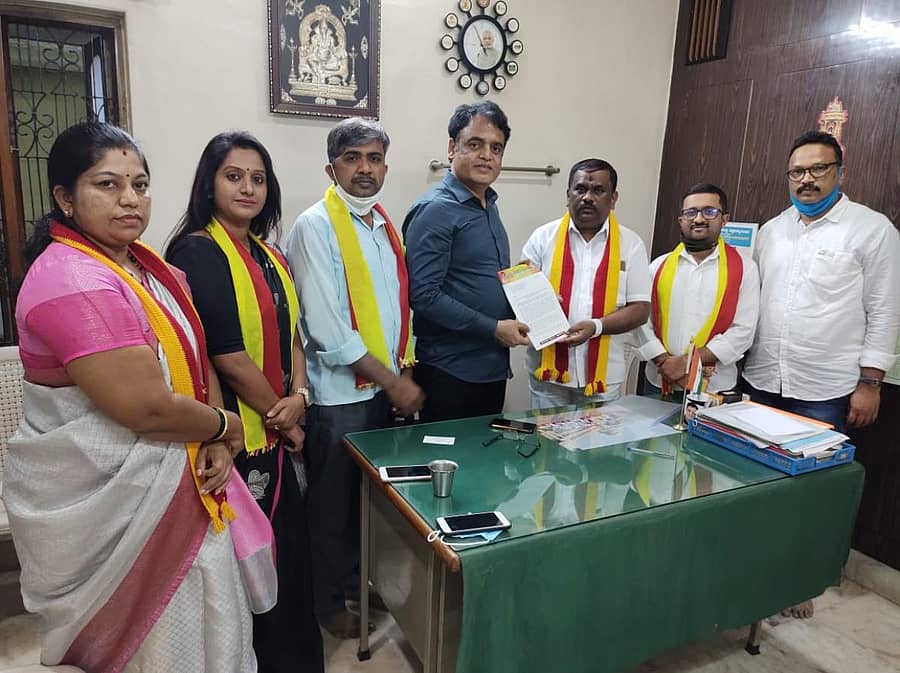 ಹಂಪಿ ಕನ್ನಡ ವಿಶ್ವವಿದ್ಯಾಲಯಕ್ಕೆ ಅನುದಾನ ಬಿಡುಗಡೆ ಮಾಡುವಂತೆ ಒತ್ತಾಯಿಸಿ ಕರ್ನಾಟಕ ರಕ್ಷಣಾ ವೇದಿಕೆ ನಿಯೋಗವು ಸಚಿವ ಅಶ್ವತ್ಥನಾರಾಯಣ ಅವರಿಗೆ ಮನವಿ ಸಲ್ಲಿಸಿತು. ಕರವೇ ರಾಜ್ಯ ಮಹಿಳಾ ಘಟಕದ ಪ್ರಧಾನ ಕಾರ್ಯದರ್ಶಿ ಸಹನಾ ಶೇಖರ್, ಉಪಾಧ್ಯಕ್ಷೆ ಅಶ್ವಿನಿ ಗೌಡ, ಕರವೇ ರಾಜ್ಯ ಪ್ರಧಾನ ಕಾರ್ಯದರ್ಶಿ ಬಿ.ಸಣ್ಣೀರಪ್ಪ, ಅಧ್ಯಕ್ಷ ಟಿ.ಎ.ನಾರಾಯಣಗೌಡ, ಸಂಘಟನಾ ಕಾರ್ಯದರ್ಶಿ ಅರುಣ್ ಜಾವಗಲ್, ವೇದಿಕೆಯ ಸಾಮಾಜಿಕ ಜಾಲತಾಣ ಘಟಕದ ಪ್ರಧಾನ ಸಂಚಾಲಕ ಎಸ್.ಸಿ.ದಿನೇಶ್ ಕುಮಾರ್ ಇದ್ದಾರೆ.