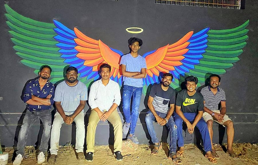 ಕಾರವಾರದ ರವೀಂದ್ರನಾಥ ಟ್ಯಾಗೋರ್ ಕಡಲತೀರದ ಕಟ್ಟಡದ ಗೋಡೆಯ ಮೇಲೆ ಕಲಾವಿದ ದೀಪೇಶ ನಾಯ್ಕ ರಚಿಸಿದ ರೆಕ್ಕೆಗಳ ಕಲಾಕೃತಿಯ ಕೆಳಗೆ ನಿಂತು ಯುವಕರು ಫೋಟೊ ತೆಗೆಸಿಕೊಂಡು ಸಂಭ್ರಮಿಸಿದರು