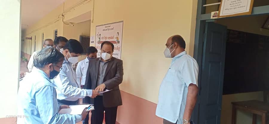 ಜಿಲ್ಲಾಧಿಕಾರಿ ಡಾ.ಎಂ.ಆರ್.ರವಿ ಅವರು ಅಧಿಕಾರಿಗಳೊಂದಿಗೆ ವಿವಿಧ ಮತಗಟ್ಟೆಗಳು, ಮತ ಎಣಿಕೆ ಕೇಂದ್ರಗಳಿಗೆ ಭೇಟಿ ನೀಡಿ ಪರಿಶೀಲಿಸಿದರು