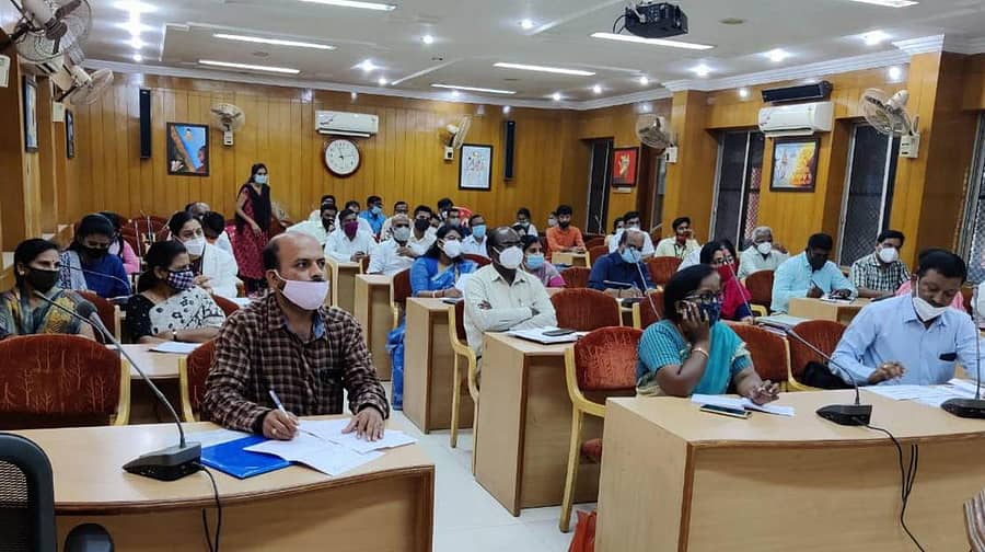 ಬೀದರ್ನಲ್ಲಿ ನಡೆದ ಪೋಷಣಾ ಅಭಿಯಾನ ಯೋಜನೆಯ ಜಿಲ್ಲಾಮಟ್ಟದ ಕುಂದು ಕೊರತೆ ಪರಿಹಾರ ಸಮಿತಿ ಸಭೆಯಲ್ಲಿ ಪಾಲ್ಗೊಂಡಿದ್ದ ವಿವಿಧ ಇಲಾಖೆಗಳ ಅಧಿಕಾರಿಗಳು