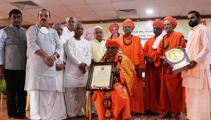 ಬಾಗಲಕೋಟೆಯಲ್ಲಿ ಶನಿವಾರ ನಡೆದ ಸಮಾರಂಭದಲ್ಲಿ ಇಳಕಲ್ನ ಚಿತ್ತರಗಿ ವಿಜಯಮಹಾಂತೇಶ ಸಂಸ್ಥಾನಮಠದ ಗುರುಮಹಾಂತ ಶ್ರೀಗಳಿಗೆ ಉಪಮುಖ್ಯಮಂತ್ರಿ ಗೋವಿಂದ ಕಾರಜೋಳ ಸಂಯಮ ಪ್ರಶಸ್ತಿ ನೀಡಿ ಗೌರವಿಸಿದರು. ರಾಜ್ಯ ಮದ್ಯಪಾನ ಸಂಯಮ ಮಂಡಳಿ ಕಾರ್ಯದರ್ಶಿ ಎಸ್.ಶಂಕರಪ್ಪ, ಅಧ್ಯಕ್ಷ ಹನಮಂತ ಕೊಟಬಾಗಿ, ಶಾಸಕರಾದ ವೀರಣ್ಣ ಚರಂತಿಮಠ, ದೊಡ್ಡನಗೌಡ ಪಾಟೀಲ, ಜಮಖಂಡಿ ಹುನ್ನೂರಿನ ಈಶ್ವರ ಮಂಟೂರ, ನಿಡಸೋಸಿ ಮಠದ ಶಿವಲಿಂಗೇಶ್ವರ ಶ್ರೀಗಳು, ಲಿಂಗಸಗೂರಿನ ಸಿದ್ದಲಿಂಗ ಶ್ರೀ, ಶಿರೂರಿನ ಬಸವಲಿಂಗ ಸ್ವಾಮೀಜಿ, ಗುಳೇದಗುಡ್ಡದ ಗುರುಬಸವ ದೇವರು ಹಾಜರಿದ್ದರು.