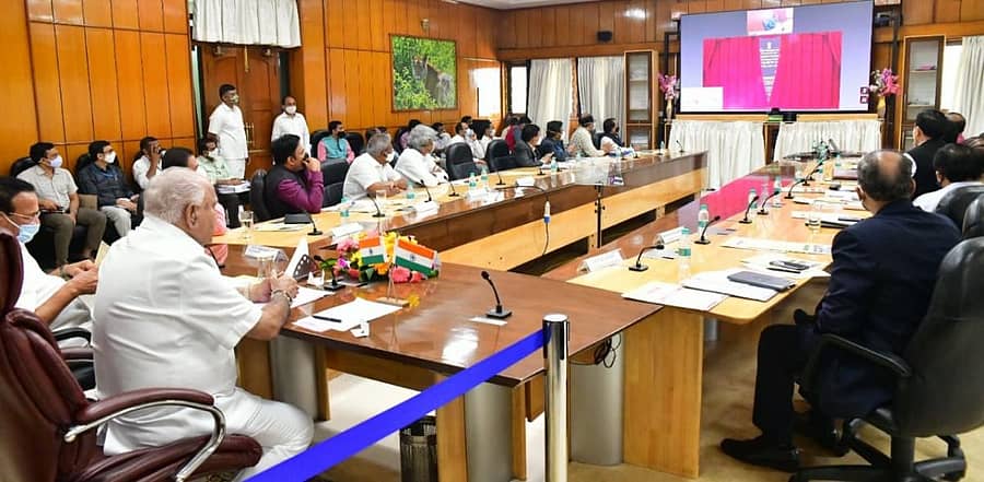 ರಾಜ್ಯದಲ್ಲಿ 33 ರಾಷ್ಟ್ರೀಯ ಹೆದ್ದಾರಿ ಯೋಜನೆಗಳ ಶಂಕು ಸ್ಥಾಪನೆ ವರ್ಚುವಲ್ ಮೂಲಕ ನಡೆಯಿತು. ಮುಖ್ಯಮಂತ್ರಿ ಬಿ.ಎಸ್.ಯಡಿಯೂರಪ್ಪ, ಕೇಂದ್ರ ಸಚಿವ ಡಿ.ವಿ.ಸದಾನಂದಗೌಡ ಮತ್ತು ಇತರರು ಇದ್ದರು.