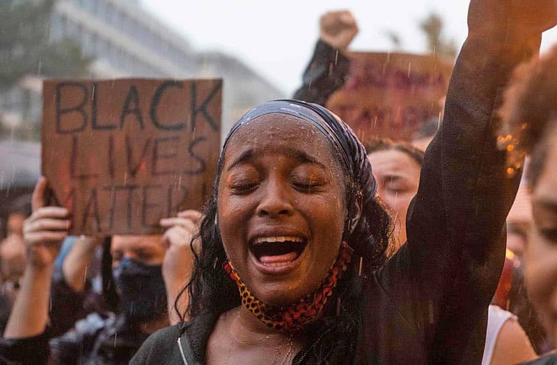 ನನ್ನ ಬದುಕೂ ಮುಖ್ಯವೇ–ಜಾರ್ಜ್ ಫ್ಲಾಯ್ಡ್ ಸಾವು, ಕಪ್ಪು ಜನರ ಬದುಕಿಗೆ ಸಂಬಂಧಿಸಿದಂತೆ ವಾಷಿಂಗ್ಟನ್ನಲ್ಲಿ ಮಳೆಯ ನಡುವೆಯೂ ನಡೆದಿದ್ದ ಪ್ರತಿಭಟನೆಯಲ್ಲಿ ಮಹಿಳೆ