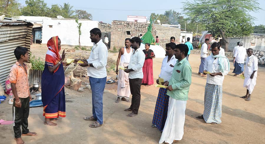 ಯಾದಗಿರಿ ಜಿಲ್ಲೆ ಶಹಾಪುರ ತಾಲ್ಲೂಕಿನ ಚಟ್ನಳ್ಳಿ ಗ್ರಾಮ ಪಂಚಾಯಿತಿ ಚುನಾವಣೆ ಅಂಗವಾಗಿ ಮನೆ ಮನೆ ಪ್ರಚಾರದಲ್ಲಿ ತೊಡಗಿರುವ ಅಭ್ಯರ್ಥಿಗಳುಪ್ರಜಾವಾಣಿ ಚಿತ್ರಗಳು: ರಾಜುಕುಮಾರ ನಳ್ಳಿಕರ