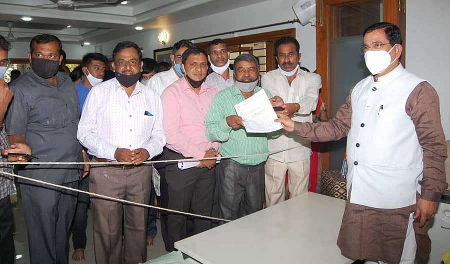 ಬೆಂಗಳೂರಿನ ಶ್ರೀ ಗುರು ರಾಘವೇಂದ್ರ ಸಹಕಾರ ಬ್ಯಾಂಕ್‌ ವಿಲೀನಗೊಳಿಸಬೇಕು ಎಂದು ಒತ್ತಾಯಿಸಿ ಬ್ಯಾಂಕ್‌ನ ಗ್ರಾಹಕರು ಹುಬ್ಬಳ್ಳಿಯಲ್ಲಿ ಶನಿವಾರ ಕೇಂದ್ರ ಸಂಸದೀಯ ವ್ಯವಹಾರಗಳ ಸಚಿವ ಪ್ರಲ್ಹಾದ ಜೋಶಿ ಅವರಿಗೆ ಮನವಿ ಸಲ್ಲಿಸಿದರು