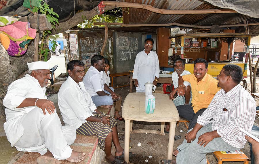 ಕಲಬುರ್ಗಿ ತಾಲ್ಲೂಕಿನ ಕಲ್ಲಹಂಗರಗಾದ ಹಳ್ಳಿಕಟ್ಟೆಯಲ್ಲಿ ಪಂಚಾಯಿತಿ ಚುನಾವಣೆ ಚರ್ಚೆಯಲ್ಲಿ ತೊಡಗಿದ ಗ್ರಾಮಸ್ಥರು / ಪ್ರಜಾವಾಣಿ ಚಿತ್ರ: ಪ್ರಶಾಂತ್ ಎಚ್.ಜಿ.