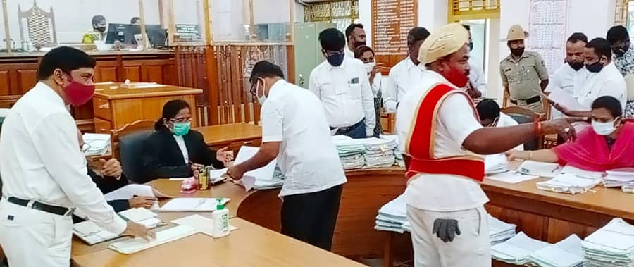 ಚಿತ್ರದುರ್ಗದಲ್ಲಿ ಜಿಲ್ಲಾ ಪ್ರಧಾನ ಮತ್ತು ಸೆಷನ್ಸ್ ನ್ಯಾಯಾಧೀಶರಾದ ಮನಗೊಳಿ ಪ್ರೇಮಾವತಿ ಅವರ ನೇತೃತ್ವದಲ್ಲಿ ಶನಿವಾರ ಮೆಗಾ ಲೋಕ ಅದಾಲತ್ ನಡೆಯಿತು