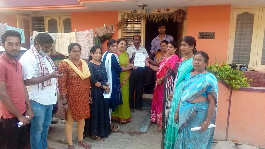 ನುಗ್ಗೇಹಳ್ಳಿ ನಾಲ್ಕನೇ ಬ್ಲಾಕ್ನಲ್ಲಿ ಅಭ್ಯರ್ಥಿ ವಿಜಯಲಕ್ಷ್ಮಿ ಅವರು ತಮ್ಮ ಬೆಂಬಲಿಗರೊಂದಿಗೆ ಮತಯಾಚನೆ ಮಾಡಿದರು.