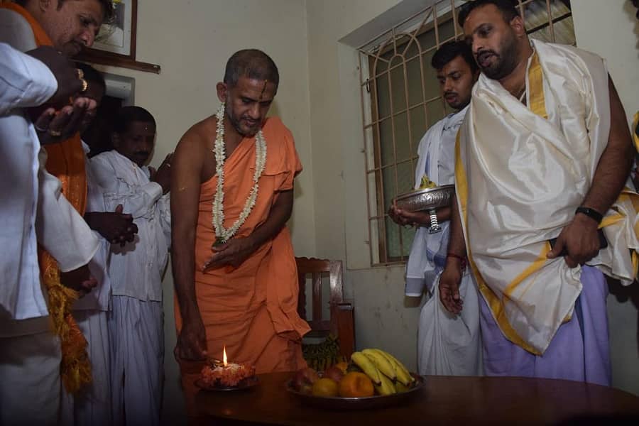 ಕೊಡವೂರು ಗ್ರಾಮದ ಪಾಳೆಕಟ್ಟೆಗೆ ಭಾನುವಾರ ಭೇಟಿನೀಡಿದ ಪೇಜಾವರ ಮಠದ ವಿಶ್ವಪ್ರಸನ್ನ ತೀರ್ಥರು ದಲಿತರ ಮನೆಗಳಲ್ಲಿ ರಾಮದೀಪಗಳನ್ನು ಹಚ್ಚಿದರು.