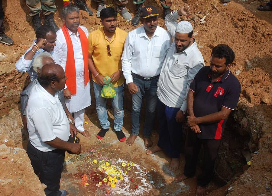 ಕೋಲಾರದ ಟೇಕಲ್ ರಸ್ತೆಯ ಉದ್ಯಾನದಲ್ಲಿ ನಿರ್ಮಾಣವಾಗುತ್ತಿರುವ ಹುತಾತ್ಮ ಯೋಧರ ಸ್ಮಾರಕದ ಪ್ರತಿಮೆಗೆ ಸಂಸದ ಎಸ್.ಮುನಿಸ್ವಾಮಿ ಭಾನುವಾರ ಪೂಜೆ ಸಲ್ಲಿಸಿದರು.