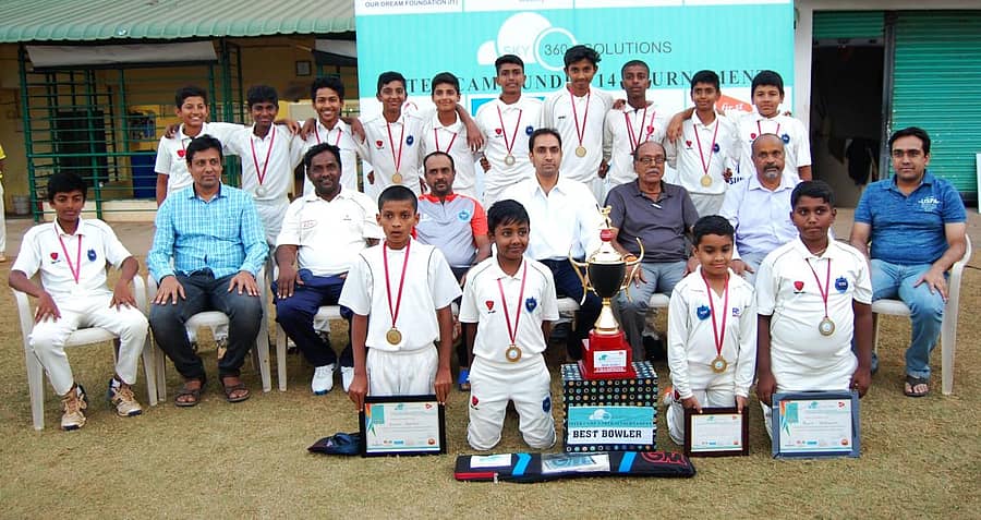 ಹುಬ್ಬಳ್ಳಿಯಲ್ಲಿ ನಡೆದ 14 ವರ್ಷದ ಒಳಗಿನವರ ಕ್ರಿಕೆಟ್ ಟೂರ್ನಿಯಲ್ಲಿ ಪ್ರಶಸ್ತಿ ಜಯಿಸಿದ ಬಿಡಿಕೆ ಸ್ಪೋರ್ಟ್ಸ್ ಫೌಂಡೇಷನ್ ತಂಡ. ನಿಂತವರು, ಎಡದಿಂದ: ರೋಹಿತ್ ಹಿರೇಸೀಮಿ, ಗಣೇಶ ಮಡ್ಡಿಮನಿ, ಸಂಕಲ್ಪ ತೆಗ್ಗಿಹಳ್ಳಿ, ಪ್ರಭಂಜನ್ ಬಾಗಲ್, ವಿನಾಯಕ ಪಾಂಡೆ, ಅಬ್ದುಲ್ಸಮಿ ದಿವಾನ್ ಅಲಿ, ಎ.ಜಿ. ಕಾರ್ತಿಕ್, ವಿಶಾಲ್ ಡೊಂಗ್ರಿ, ಅದ್ವಿತ್ ಕನೊಜಿ, ಸೌರಭ್ ಗುಡಿ. ಕುಳಿತವರು: ಭುವನ ಬಿಸಿಡೋಣಿ (ನಾಯಕ), ವಿನಾಯಕ ಗುಡಿ, ಅಬ್ದುಲ್ ಸೈಯದ್, ಜಯರಾಯ್ ನೂಲ್ವಿ (ತರಬೇತುದಾರರು), ಅಮಿತ್ ಭೂಸದ, ಬಾಬಾ ಭೂಸದ (ಬಿಡಿಕೆ ಸ್ಪೋರ್ಟ್ಸ್ ಫೌಂಡೇಷನ್ ಟ್ರಸ್ಟಿ), ಶಿವಾನಂದ ಗುಂಜಾಳ, ನಿಖಿಲ್ ಭೂಸದ. ಮಂಡಿಯೂರಿ ಕುಳಿತವರು: ಧನುಷ್, ಪಿಯುಷ್ ಮಹಾಜನ್, ವಿವಾನ್ ಭೂಸದ ಮತ್ತು ಸುಹಾಸ ಮಮದಾಪುರ –ಪ್ರಜಾವಾಣಿ ಚಿತ್ರ