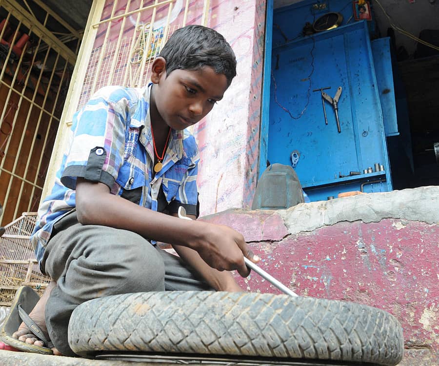 ಕೆಲಸದಲ್ಲಿ ನಿರತನಾಗಿರುವ ಬಾಲಕ (ಪ್ರಜಾವಾಣಿ ಚಿತ್ರ)