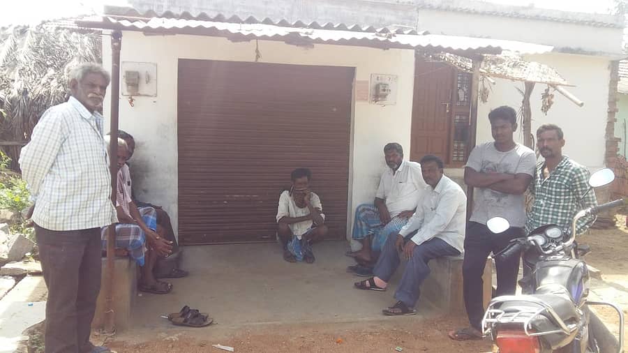 ಹಳೇಬೀಡಿನ ಅಂಗಡಿಯೊಂದರ ಮುಂಭಾಗ ಚುನಾವಣಾ ಚರ್ಚೆ ನಡೆಸಿದ ಗ್ರಾಮಸ್ಥರು