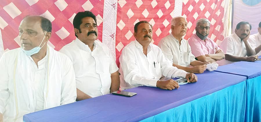 ಹರಪನಹಳ್ಳಿಯ ಆರ್ಎಸ್ಎನ್ ಶಾಲೆಯಲ್ಲಿ ಕಾಂಗ್ರೆಸ್ ಚುನಾವಣೆ ವೀಕ್ಷಕ ಅಲ್ಲಂ ವೀರಭದ್ರಪ್ಪ ಸಭೆ ನಡೆಸಿದರು