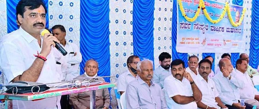 ಮಾಗಡಿ ವೀರಶೈವ ಕ್ರೆಡಿಟ್‌ ಕೋ–ಆಫರೇಟಿವ್‌ ಸೊಸೈಟಿ ವಾರ್ಷಿಕ ಸಭೆಯಲ್ಲಿ ಕೆಆರ್‌ಐಡಿಎಲ್‌ ಅಧ್ಯಕ್ಷ ಆರ್‌.ರುದ್ರೇಶ್‌ ಮಾತನಾಡಿದರು.