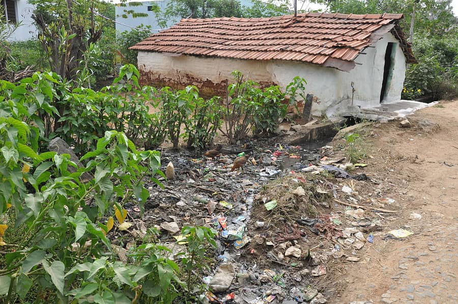 ಕೊಳ್ಳೇಗಾಲ ತಾಲ್ಲೂಕಿನ ಮಧುವನಹಳ್ಳಿಯ ಬಡಾವಣೆಯೊಂದರಲ್ಲಿ ಚರಂಡಿ ನೀರು ರಸ್ತೆಗೇ ಹರಿಯುತ್ತದೆ