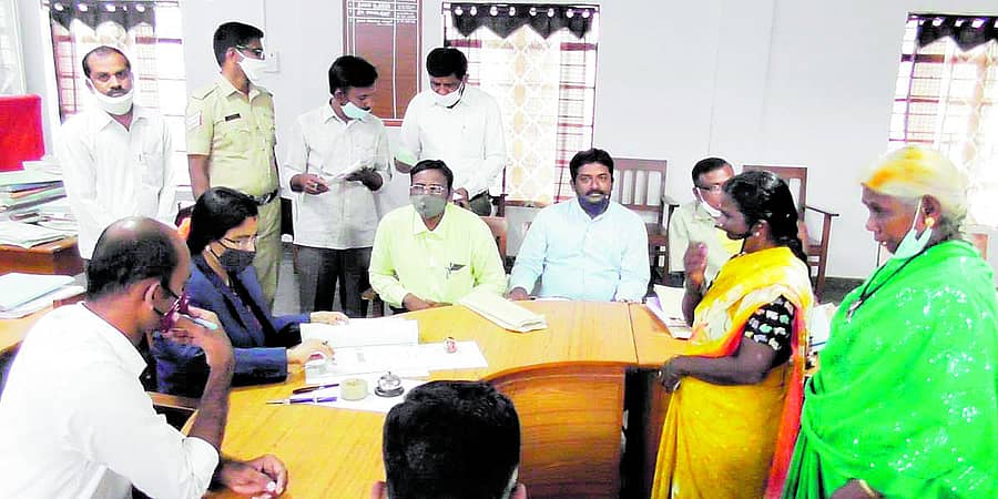 ಲೋಕ ಅದಾಲತ್ನಲ್ಲಿ ಭಾಗವಹಿಸಿದ್ದ ನ್ಯಾಯಾಧೀಶರು ಮತ್ತು ವಕೀಲರು