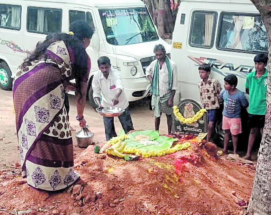 ಚನ್ನಪಟ್ಟಣ ತಾಲ್ಲೂಕಿನ ತಗಚಗೆರೆ ಗ್ರಾಮದಲ್ಲಿ ಅನಾರೋಗ್ಯದಿಂದ ಮೃತಪಟ್ಟ ಕೋತಿಗೆ ತಿಥಿ ಕಾರ್ಯ ನೆರವೇರಿಸಲಾಯಿತು