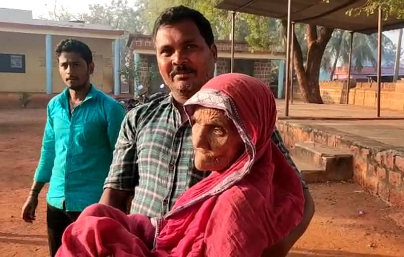 ಬೀಳಗಿ ತಾಲ್ಲೂಕಿನ ಅನಗವಾಡಿಯಲ್ಲಿ98ರ ವಯಸ್ಸಿನ ವೃದ್ಧೆ ಮತ ಚಲಾಯಿಸಿದರು.