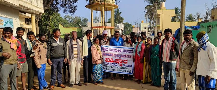 ಕೋಲಾರ ಜಿಲ್ಲೆ ಮಾಲೂರು ತಾಲ್ಲೂಕಿನ ಅಬ್ಬೇನಹಳ್ಳಿ ಗ್ರಾ.ಪಂ ವ್ಯಾಪ್ತಿಯ ಕಂಬೀಪುರ ಗ್ರಾಮಸ್ಥರು ರಸ್ತೆ ನಿರ್ಮಾಣಕ್ಕೆ ಒತ್ತಾಯಿಸಿ ಮಂಗಳವಾರ ಚುನಾವಣೆ ಬಹಿಷ್ಕರಿಸಿದರು.