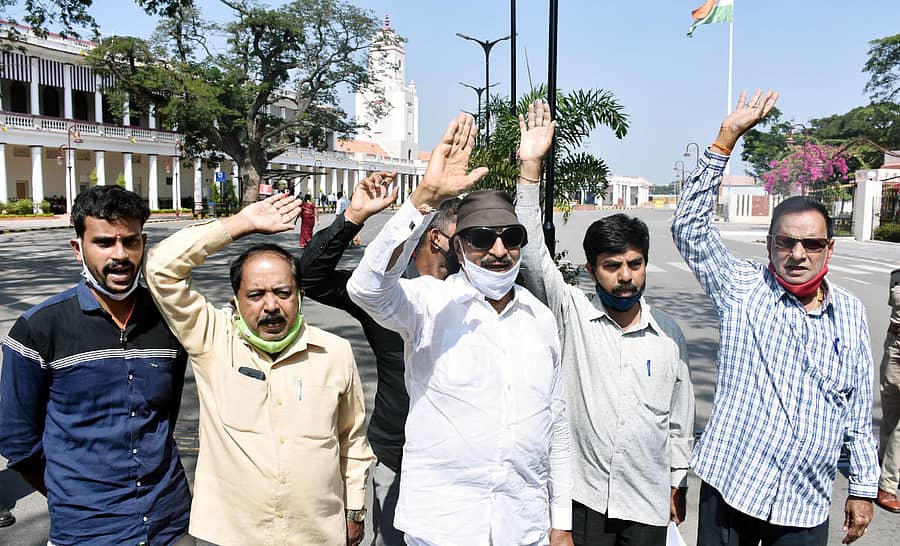 ಮೈಸೂರಿನ ರೈಲು ನಿಲ್ದಾಣದ ಮುಂದೆ ಕನ್ನಡ ಚಳವಳಿ ವಾಟಾಳ್ ಪಕ್ಷದ ಅಧ್ಯಕ್ಷ ವಾಟಾಳ್ ನಾಗರಾಜ್ ಅವರು ಮಂಗಳವಾರ ಪ್ರತಿಭಟನೆ ನಡೆಸಿದರು. ಕನ್ನಡ ಚಳವಳಿ ಕೇಂದ್ರ ಸಮಿತಿ ಅಧ್ಯಕ್ಷ ಮೂಗೂರು ನಂಜುಂಡಸ್ವಾಮಿ, ಗೌರವ ಅಧ್ಯಕ್ಷ ತಾಯೂರು ವಿಠಲಮೂರ್ತಿ ಇದ್ದಾರೆ