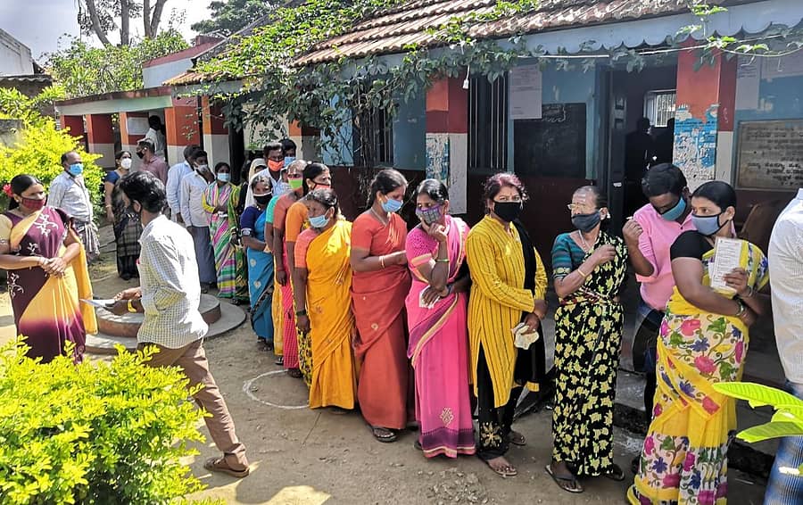 ಚಾಮರಾಜನಗರ ತಾಲ್ಲೂಕಿನ ನಲ್ಲೂರಿನ ಮತಗಟ್ಟೆಯೊಂದರಲ್ಲಿ ಹಕ್ಕು ಚಲಾಯಿಸಲು ಸರತಿ ಸಾಲಿನಲ್ಲಿ ನಿಂತಿರುವ ಮತದಾರರು