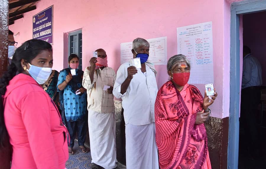 ಶಿವಮೊಗ್ಗ ಸಮೀಪದ ಅಬ್ಬಲಗೆರೆ ಮತಗಟ್ಟೆಯ ಬಳಿ ಮತಚಲಾಯಿಸಲು ನಿಂತಿದ್ದ ಮತದಾರರು (ಎಡಚಿತ್ರ). ಶಿವಮೊಗ್ಗದ ಹೊಳೆಹನಸವಾಡಿಯಲ್ಲಿ ಮತಚಲಾಯಿಸಲು ಬಂದಿದ್ದ ವೃದ್ಧೆ ಗಂಗಮ್ಮ.