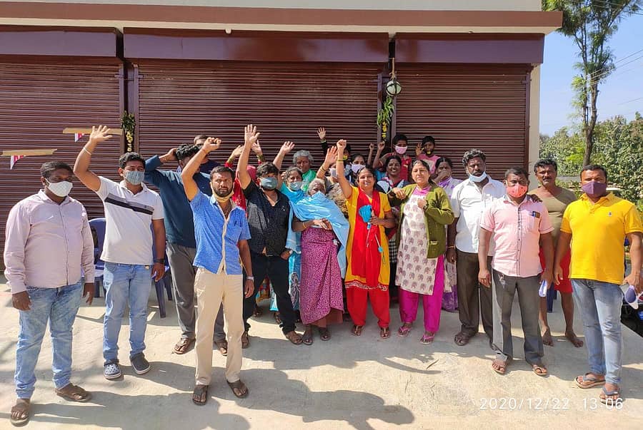 ಬಾರ್ ವಿರೋಧಿಸಿ ಪ್ರತಿಭಟನೆ ನಡೆಸಿದ ಸ್ಥಳೀಯರು.