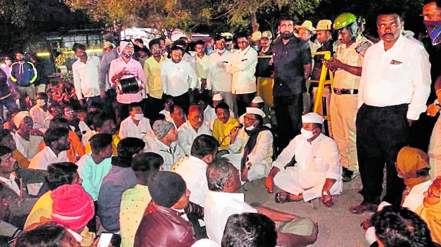 ಆಳಂದ ಪೊಲೀಸ್‌ ಠಾಣೆ ಮುಂದೆ ಡಿವೈಎಸ್‌ಪಿ ವಿರುದ್ದ ಕ್ರಮಕ್ಕೆ ಒತ್ತಾಯಿಸಿ ಕಾಂಗ್ರೆಸ್ ಕಾರ್ಯಕರ್ತರು ಪ್ರತಿಭಟನೆ ನಡೆಸಿದರು