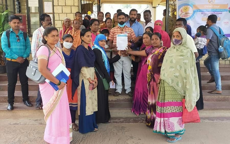 ‘ಹೊಸಪೇಟೆ ಸ್ಲಂ ಜನಜಾಗೃತಿ ಆಂದೋಲನ ಸಮಿತಿ’ಯ ಪದಾಧಿಕಾರಿಗಳು ಬುಧವಾರ ಹೊಸಪೇಟೆಯಲ್ಲಿ ತಹಶೀಲ್ದಾರ್‌ ಕಚೇರಿಯ ಅಧಿಕಾರಿಗೆ ಮನವಿ ಪತ್ರ ಸಲ್ಲಿಸಿದರು