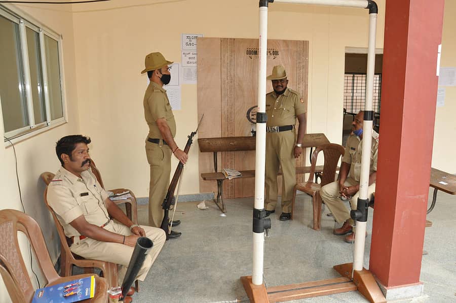 ಚಾಮರಾಜನಗರದಲ್ಲಿ ಸ್ಥಾಪಿಸಲಾಗಿರುವ ಸ್ಟ್ರಾಂಗ್ ರೂಂ ಒಂದಕ್ಕೆ ಪೊಲೀಸ್ ಭದ್ರತೆ ಒದಗಿಸಿರುವುದು