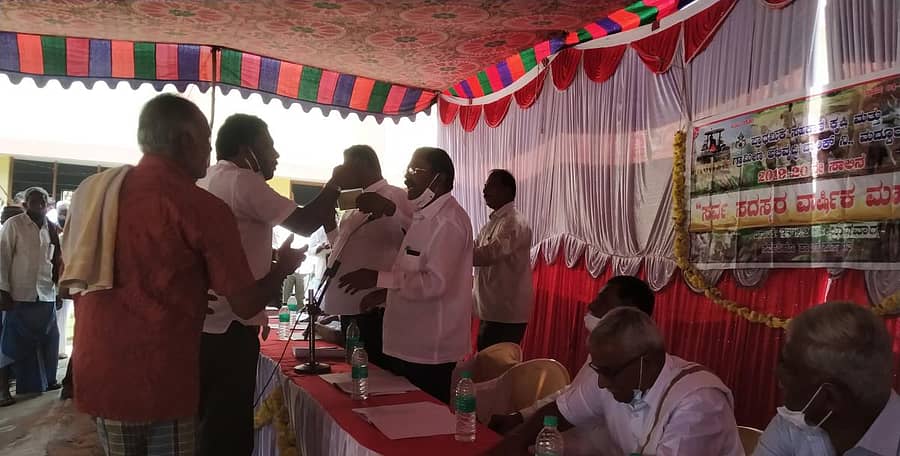 ಮದ್ದೂರು ಪಟ್ಟಣದ ಸಿದ್ಧಾರೂಢ ಕಲ್ಯಾಣ ಮಂಟಪದ ಆವರಣದಲ್ಲಿ ನಡೆದ ಪಿಎಲ್ಡಿ ಬ್ಯಾಂಕ್ ವಾರ್ಷಿಕ ಮಹಾಸಭೆಯಲ್ಲಿ ಷೇರುದಾರರು ಆಡಳಿತ ಮಂಡಳಿಯನ್ನು ತರಾಟೆಗೆ ತೆಗೆದುಕೊಂಡರು