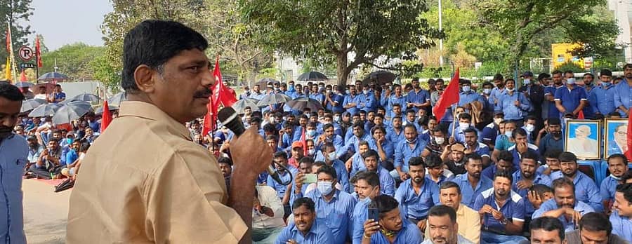 ರಾಮನಗರ ಟೊಯೊಟಾ ಕಾರ್ಮಿಕರನ್ನು ಉದ್ದೇಶಿಸಿ ಮಾತನಾಡಿದ ಸಂಸದ ಡಿ.ಕೆ.ಸುರೇಶ್‌.