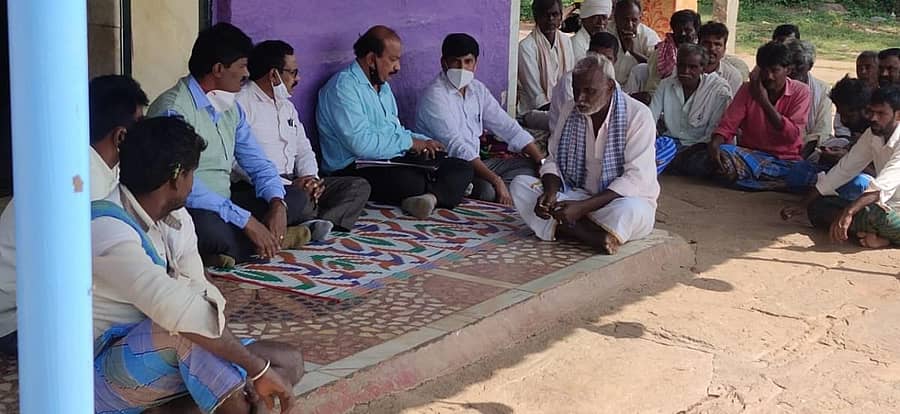 ಹೊಸದುರ್ಗ ತಾಲ್ಲೂಕಿನ ಕಪ್ಪಗೆರೆ ಗ್ರಾಮದಲ್ಲಿ ಸ್ವೀಪ್ ಸಮಿತಿಯವರು ಗ್ರಾಮಸ್ಥರಿಗೆ ಮತದಾನದ ಜಾಗೃತಿ ಸಭೆ ನಡೆಸಿರುವುದು