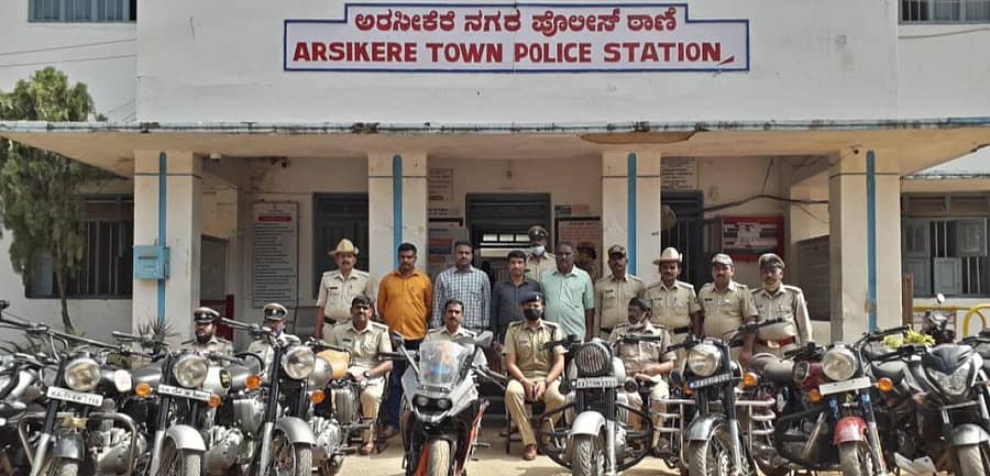ಅರಸೀಕೆರೆ ನಗರ ಠಾಣೆ ಪೊಲೀಸರು ವಶಪಡಿಸಿಕೊಂಡ ಸುಮಾರು ₹ 18 ಲಕ್ಷ ಮೌಲ್ಯದ 15 ಬೈಕ್ಗಳನ್ನು ಪತ್ತೆ ಮಾಡುವಲ್ಲಿ ಯಶಸ್ವಿಯಾದ ಅರಸೀಕೆರೆ ನಗರ ಪೊಲೀಸರೊಂದಿಗೆ ಜಿಲ್ಲಾ ಪೊಲೀಸ್ ವರಿಷ್ಠಾಧಿಕಾರಿ ಆರ್.ಶ್ರೀನಿವಾಸ್ ಗೌಡ