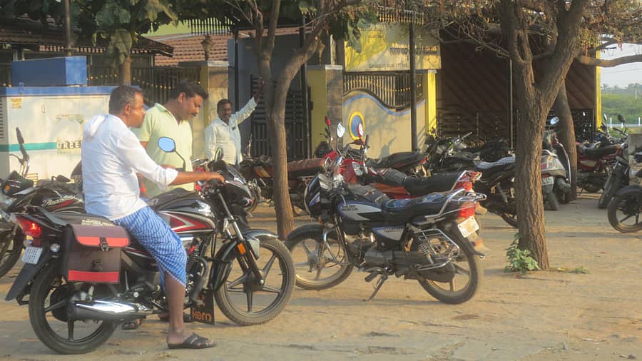 ಚಳ್ಳಕೆರೆ ಡಾಬಾ, ಹೋಟೆಲ್ಗಳಲ್ಲಿ ಕಿಕ್ಕಿರಿದ ಜನ